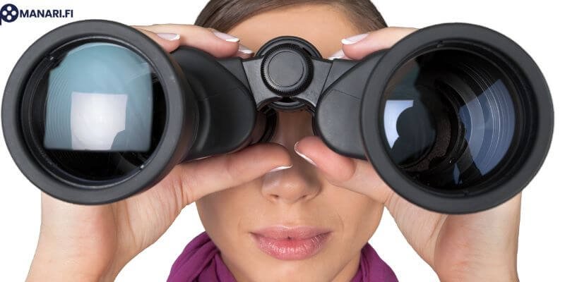 Nainen katsoo kiikareilla