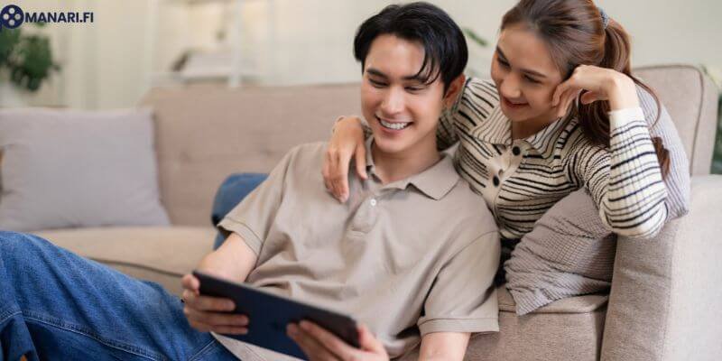 Pariskunta surffaa netissä